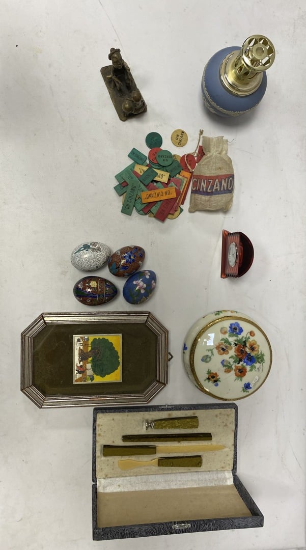 Petit lot divers, comprenant une pendulette Baccarat (à réviser), une lampe Ber…
