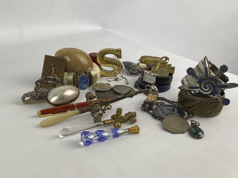 Petit lot d'objets de vitrine dont : hochets, cachet, tampon buvard en argent a…