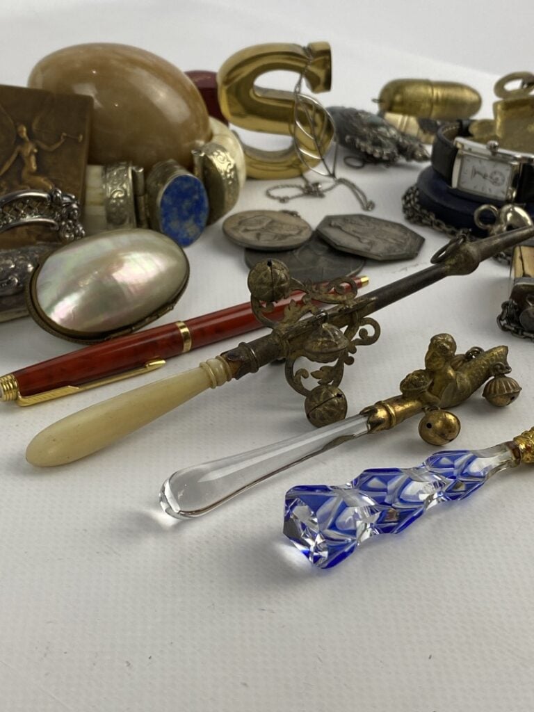 Petit lot d'objets de vitrine dont : hochets, cachet, tampon buvard en argent a…