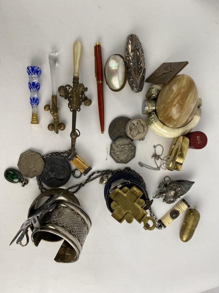 Petit lot d'objets de vitrine dont : hochets, cachet, tampon buvard en argent a…