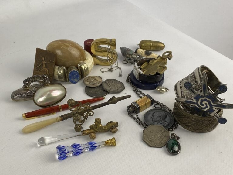 Petit lot d'objets de vitrine dont : hochets, cachet, tampon buvard en argent a…