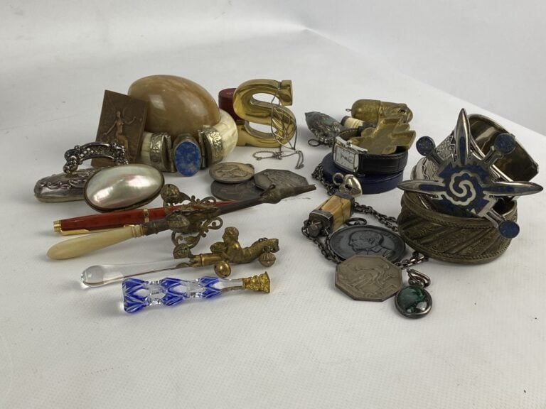 Petit lot d'objets de vitrine dont : hochets, cachet, tampon buvard en argent a…
