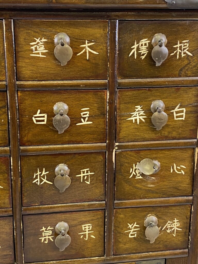 Petit meuble d'apothicaire à tiroirs peints de caractères chinois - Chine, Débu…