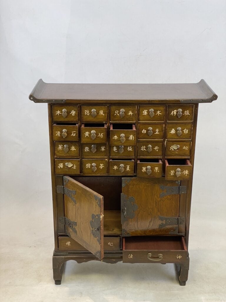 Petit meuble d'apothicaire à tiroirs peints de caractères chinois - Chine, Débu…