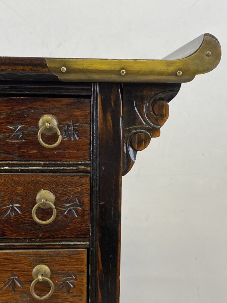 Petit meuble d'apothicaire à tiroirs peints de caractères chinois. Le fronton e…