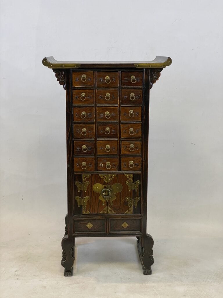 Petit meuble d'apothicaire à tiroirs peints de caractères chinois. Le fronton e…