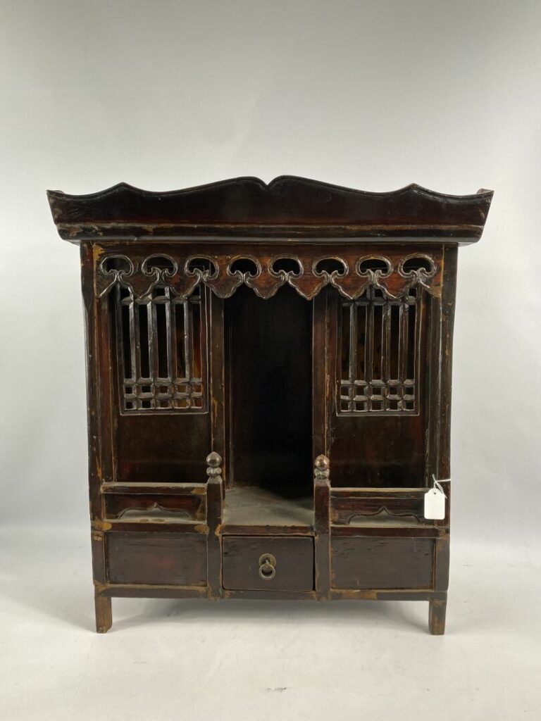 Petit meuble d'autel en bois mouluré et sculpté ouvrant par un tiroir central e…