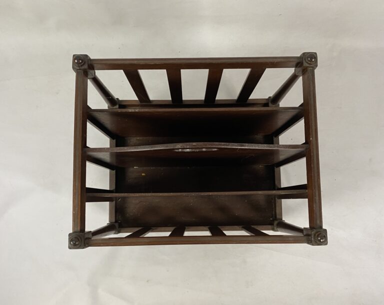 Petit meuble porte-revues en bois de placage à quatre compartiments, piètement…