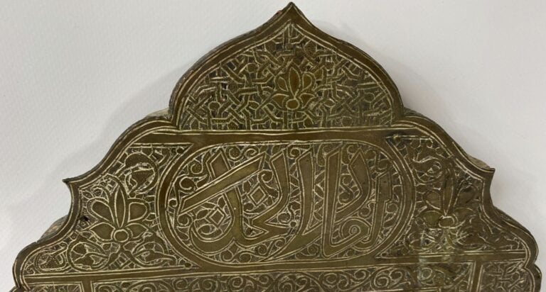 Petit miroir à bords découpés en alliage de métal repoussé et gravé de motifs o…