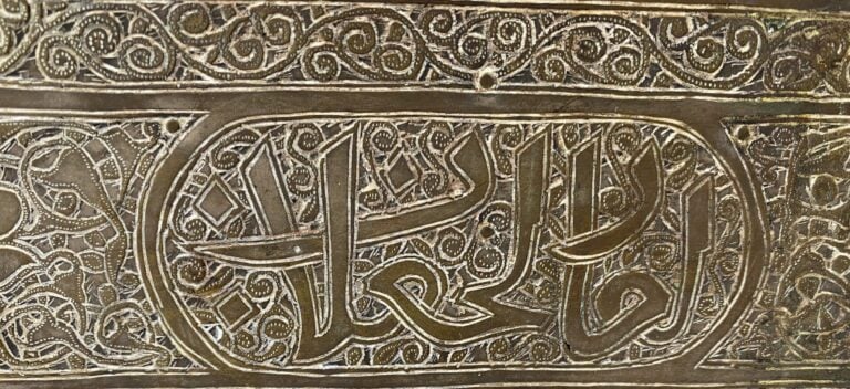 Petit miroir à bords découpés en alliage de métal repoussé et gravé de motifs o…