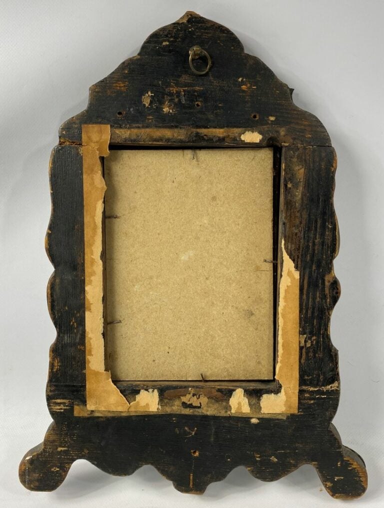 Petit miroir à bords découpés en alliage de métal repoussé et gravé de motifs o…