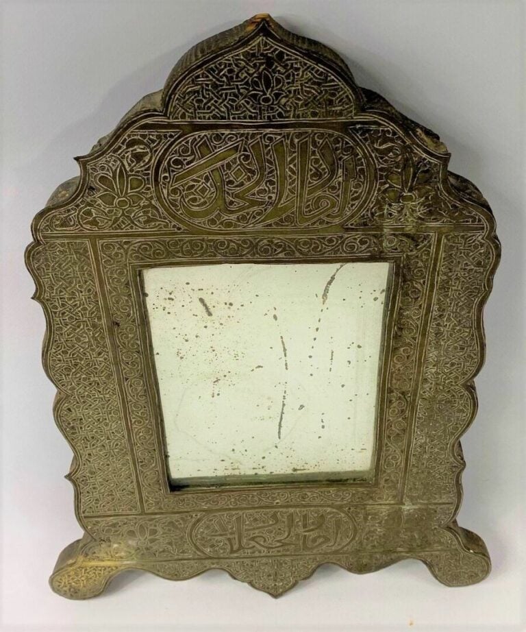 Petit miroir à bords découpés en alliage de métal repoussé et gravé de motifs o…