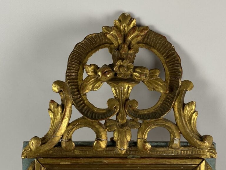 Petit miroir à fronton en bois mouluré, sculpté et stuc doré sur fond bleu - Dé…