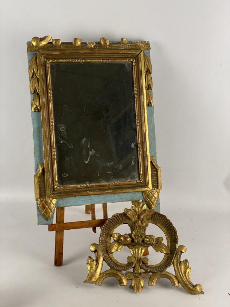 Petit miroir à fronton en bois mouluré, sculpté et stuc doré sur fond bleu - Dé…