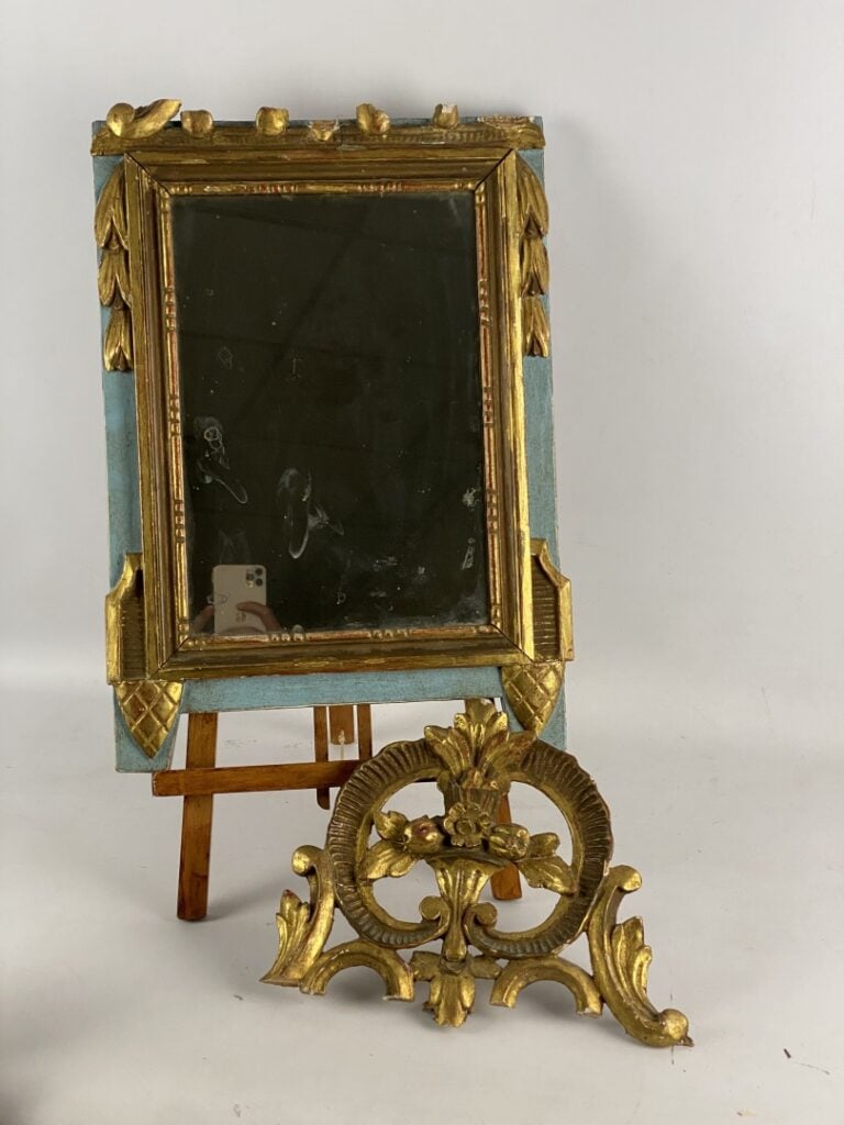 Petit miroir à fronton en bois mouluré, sculpté et stuc doré sur fond bleu - Dé…