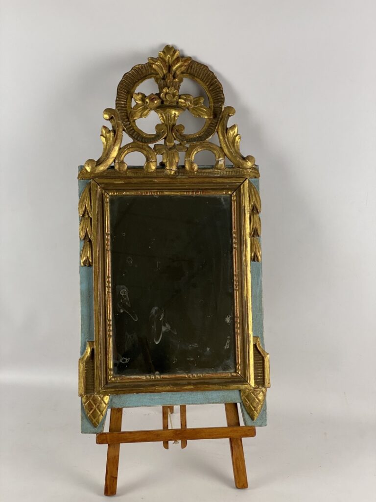 Petit miroir à fronton en bois mouluré, sculpté et stuc doré sur fond bleu - Dé…