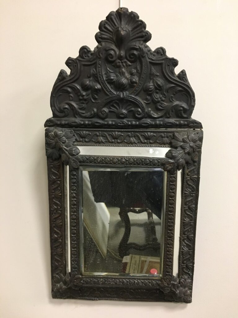 Petit miroir à parecloses, style Louis XIV. - 58 x 30 cm.