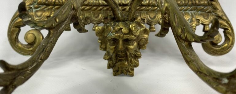 Petit miroir d'applique en bronze doré à deux lumières, le fronton orné de putt…