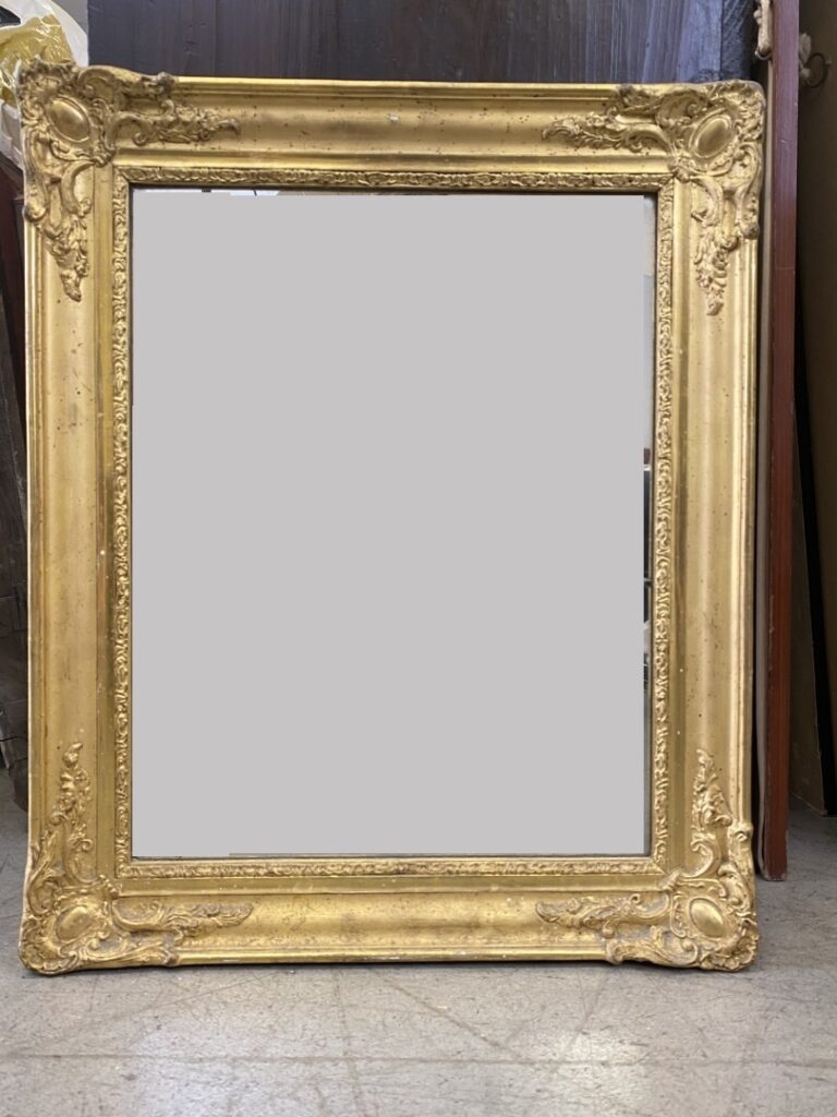 Petit miroir en bois et stuc doré dans le style Rocaille - 52 x 43 cm