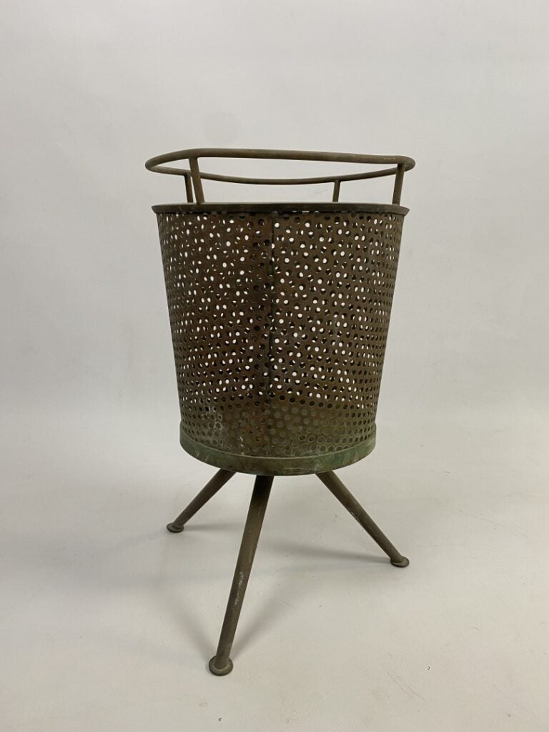 Petit porte-parapluies en métal ajouré, tripode - (oxydation, usures) - H: 41 c…