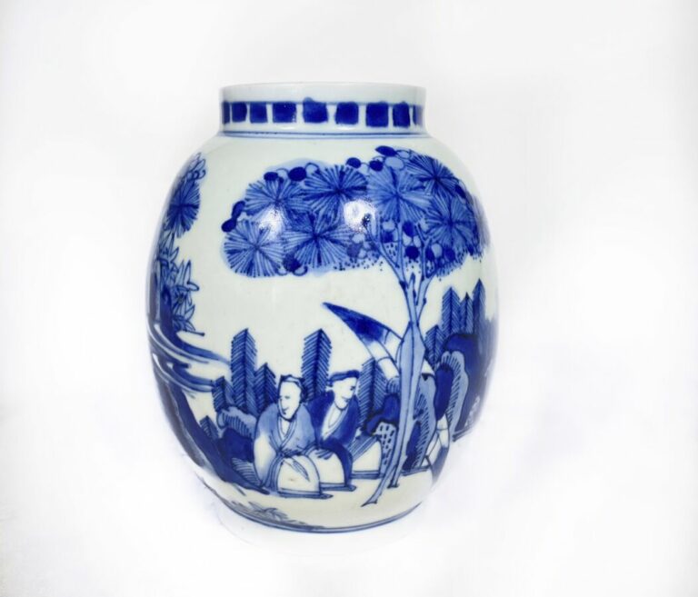 Petit pot à décor en bleu sous couverte de personnages dans un paysage lacustre…