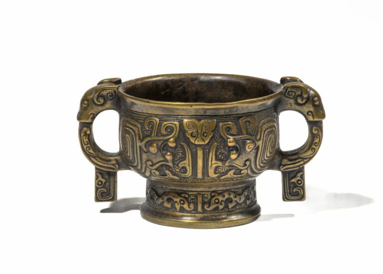 Petit pot en bronze à décor archaïsant de masques de taotie, nuages et bêtes st…