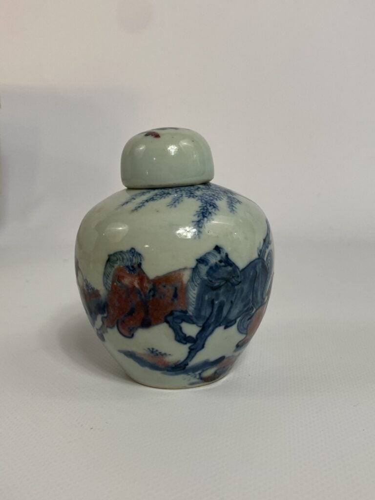 PETIT POT EN PORCELAINE A DECOR BLEU COBALT ET ROUGE DE FER - Chine, XIXe siècl…