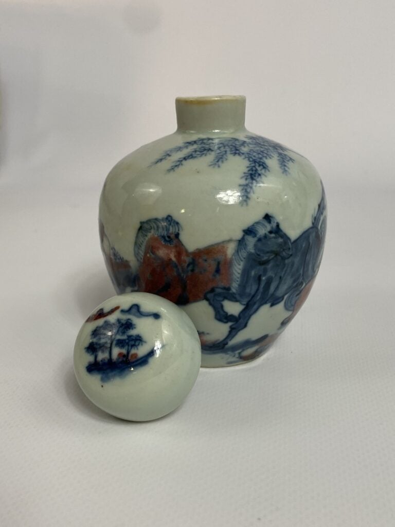 PETIT POT EN PORCELAINE A DECOR BLEU COBALT ET ROUGE DE FER - Chine, XIXe siècl…