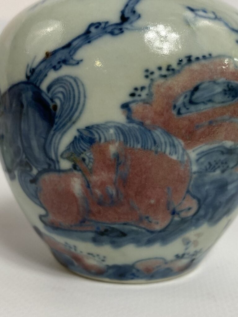PETIT POT EN PORCELAINE A DECOR BLEU COBALT ET ROUGE DE FER - Chine, XIXe siècl…