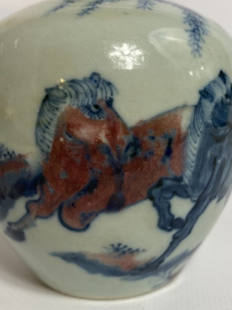 PETIT POT EN PORCELAINE A DECOR BLEU COBALT ET ROUGE DE FER - Chine, XIXe siècl…