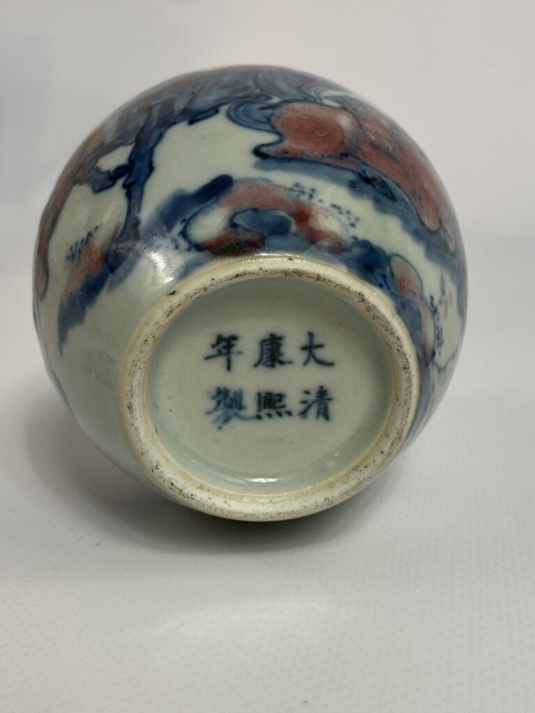 PETIT POT EN PORCELAINE A DECOR BLEU COBALT ET ROUGE DE FER - Chine, XIXe siècl…