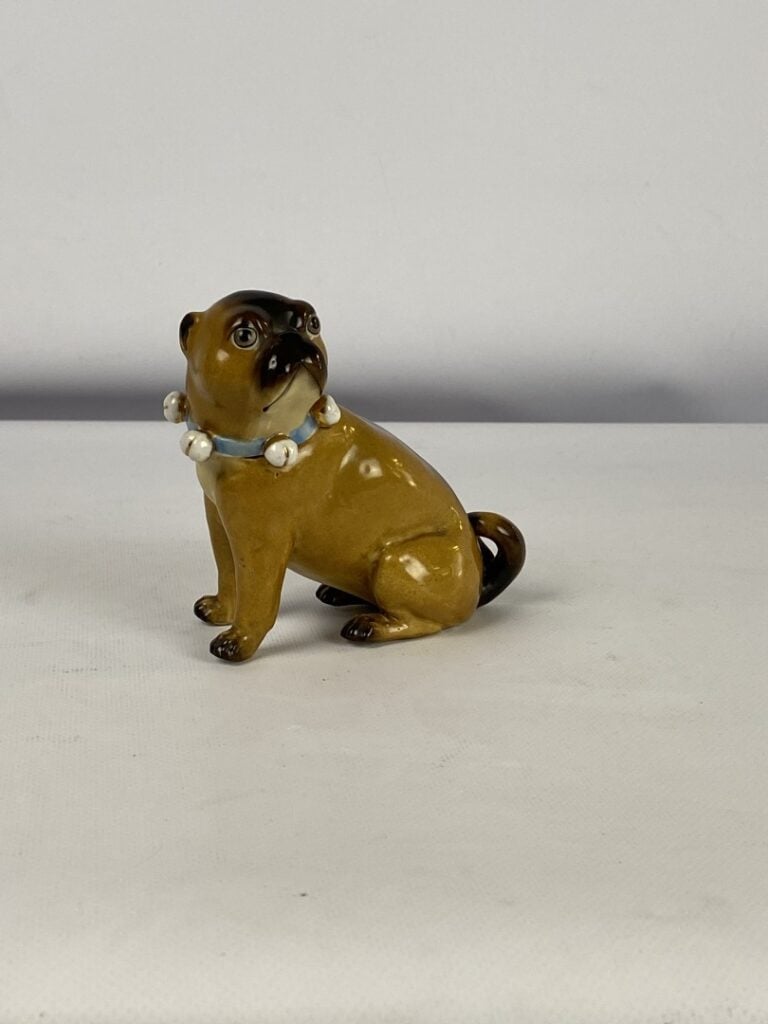 Petit sujet carlin en porcelaine polychrome - H : 11.5 cm