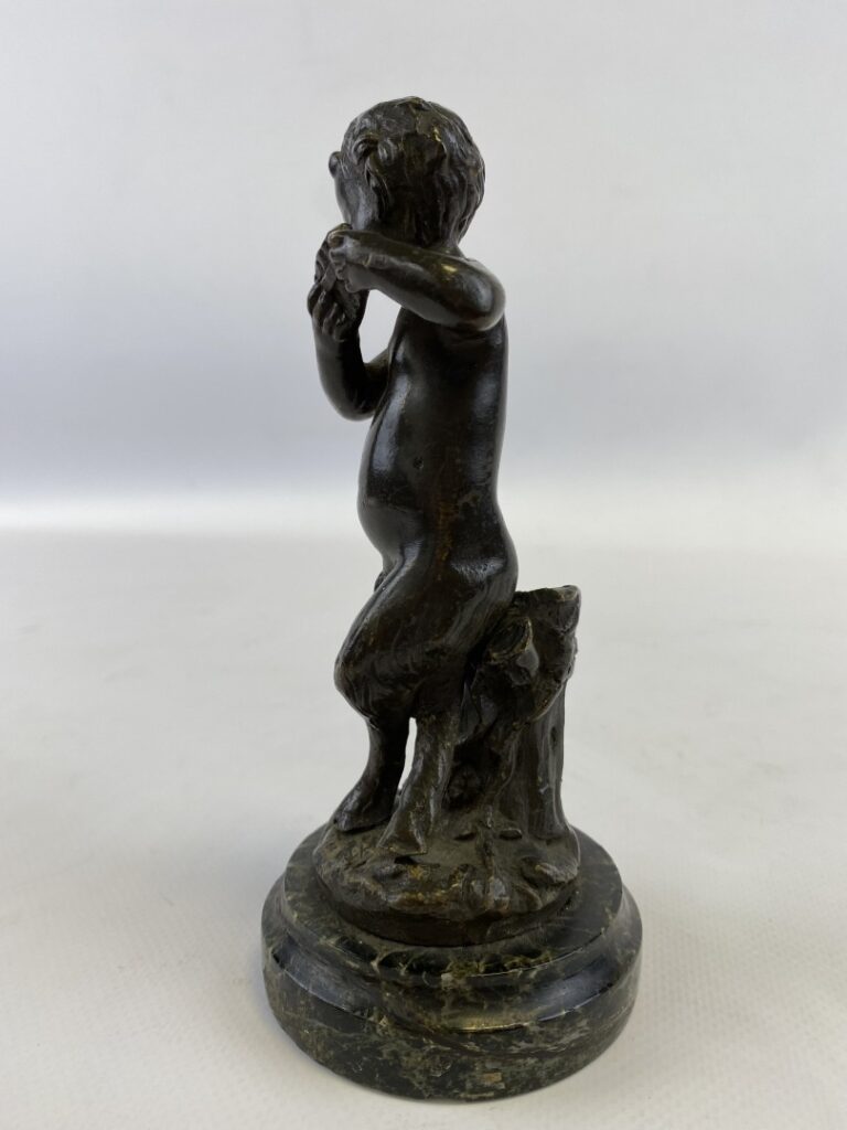 Petit sujet en bronze sur socle représentant un satyre lisant - Signé "Hudouin"…