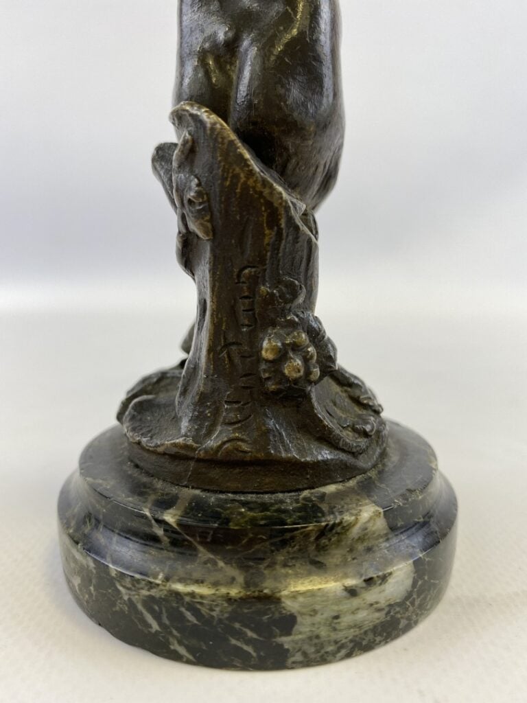 Petit sujet en bronze sur socle représentant un satyre lisant - Signé "Hudouin"…