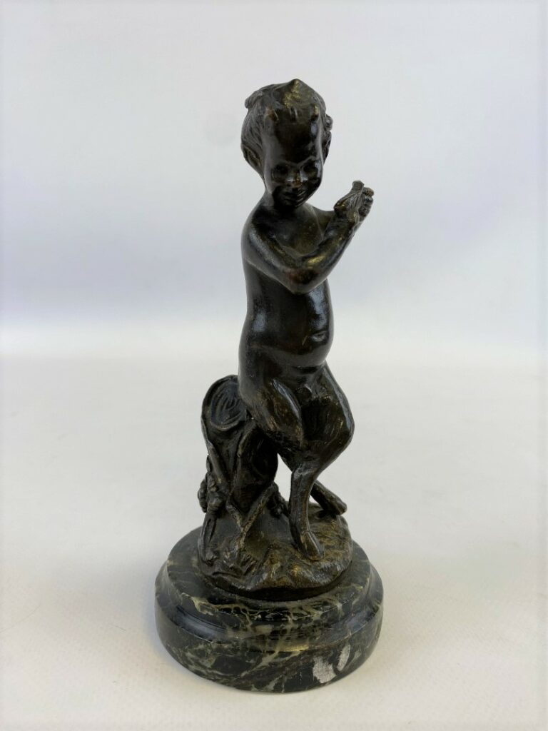 Petit sujet en bronze sur socle représentant un satyre lisant - Signé "Hudouin"…