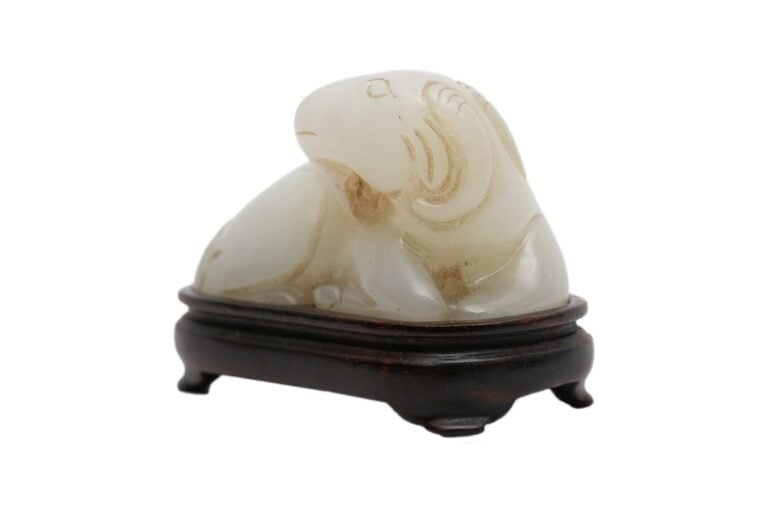 [/] PETIT SUJET EN JADE NEPHRITE BLANC FORMANT BOUC - Chine, Moderne - La bête…