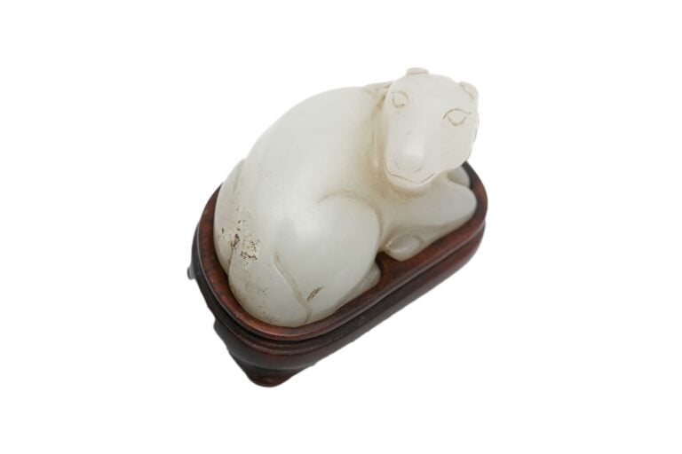 [/] PETIT SUJET EN JADE NEPHRITE BLANC FORMANT BOUC - Chine, Moderne - La bête…