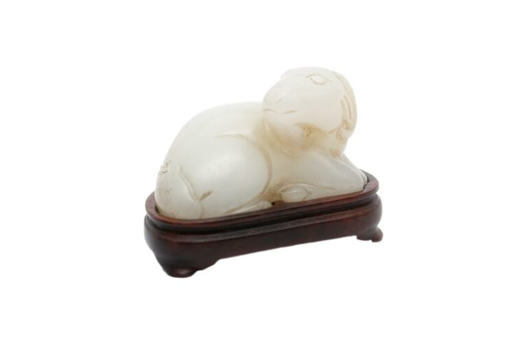 [/] PETIT SUJET EN JADE NEPHRITE BLANC FORMANT BOUC - Chine, Moderne - La bête…