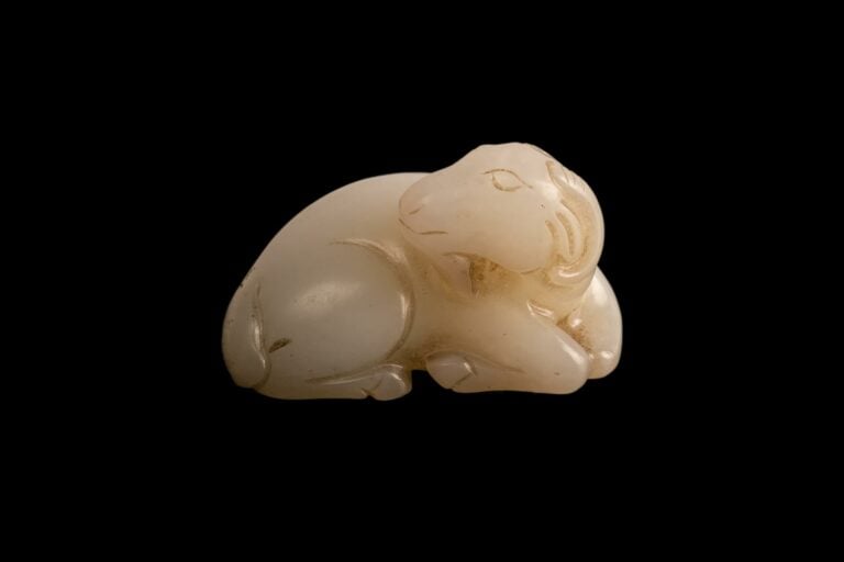 [/] PETIT SUJET EN JADE NEPHRITE BLANC FORMANT BOUC - Chine, Moderne - La bête…
