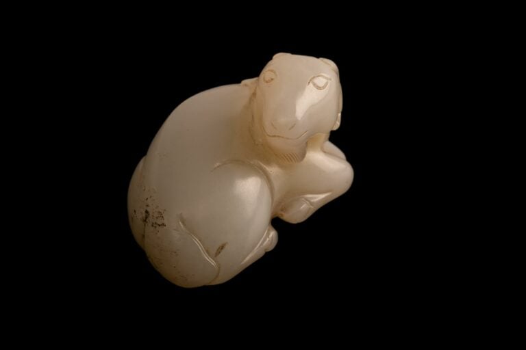 [/] PETIT SUJET EN JADE NEPHRITE BLANC FORMANT BOUC - Chine, Moderne - La bête…