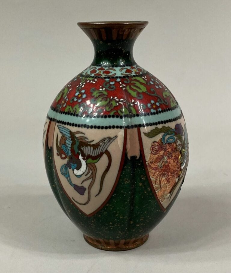 Petit vase balustre en émaux cloisonnés à décor d'oiseaux et de rinceaux feuill…