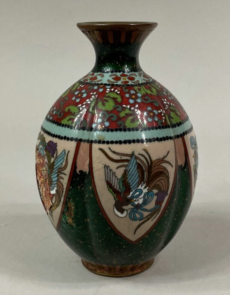 Petit vase balustre en émaux cloisonnés à décor d'oiseaux et de rinceaux feuill…