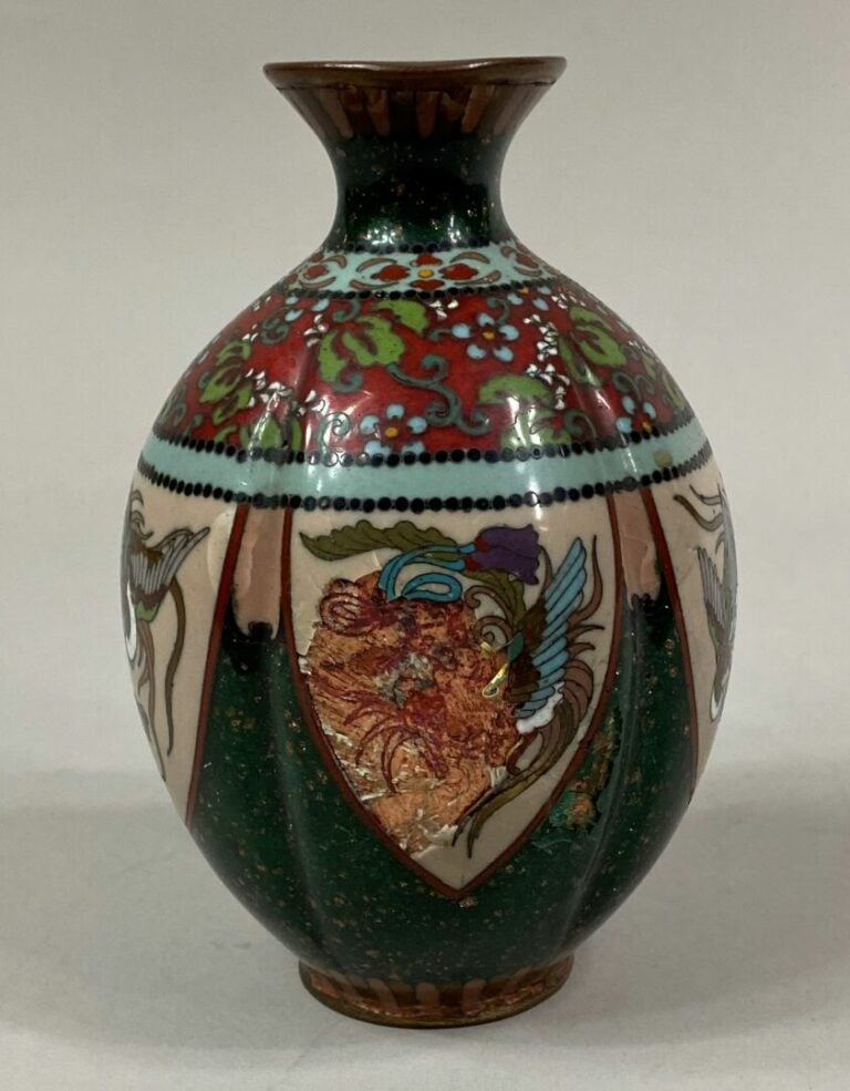 Petit vase balustre en émaux cloisonnés à décor d'oiseaux et de rinceaux feuill…