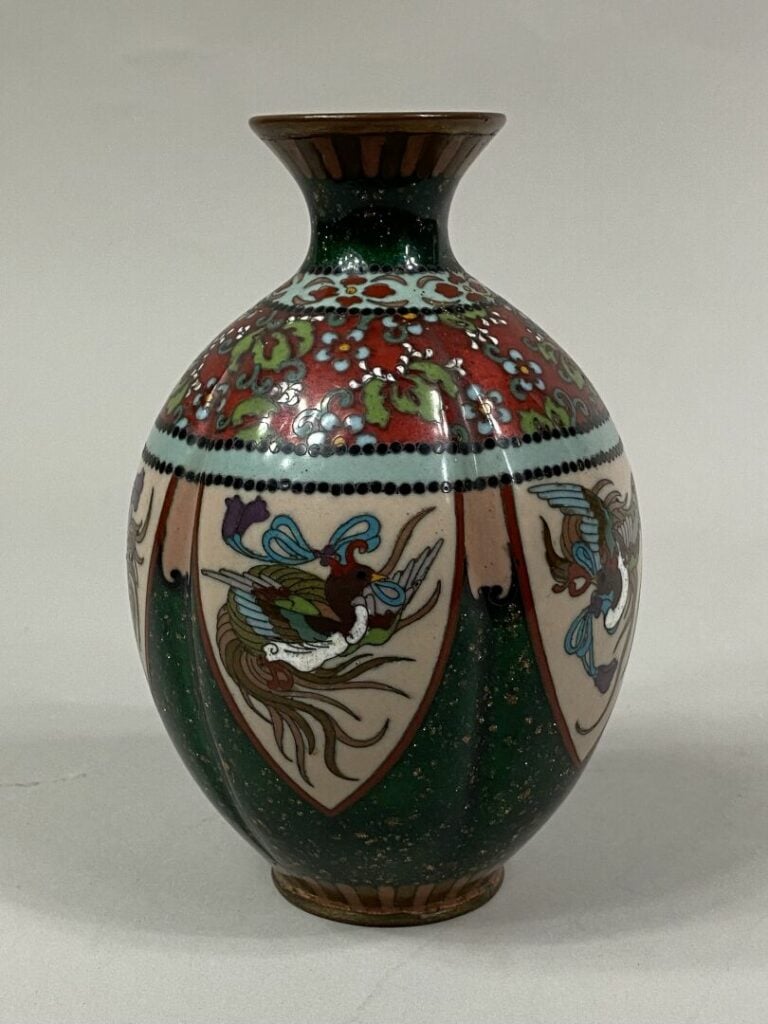 Petit vase balustre en émaux cloisonnés à décor d'oiseaux et de rinceaux feuill…