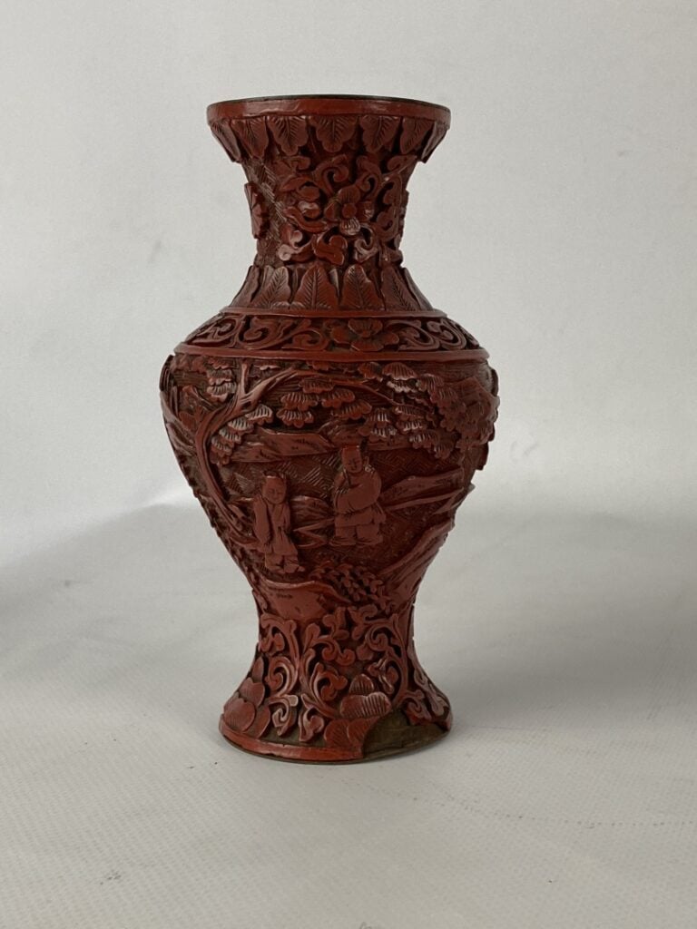 Petit vase balustre en laque de cinabre - Chine - A décor de sages entourés de…