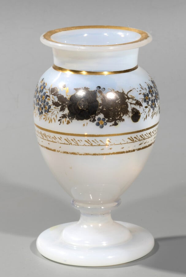 Petit vase balustre en opaline de cristal savonneuse à décor Desvignes de guirl…