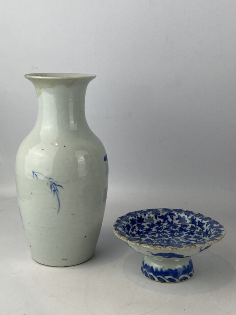 Petit vase balustre en porcelaine bleu blanc - Chine - A décor de paysage roche…