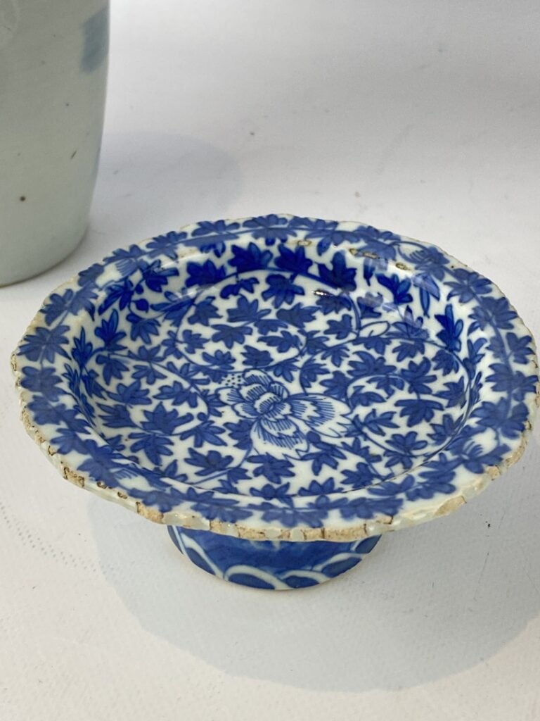 Petit vase balustre en porcelaine bleu blanc - Chine - A décor de paysage roche…