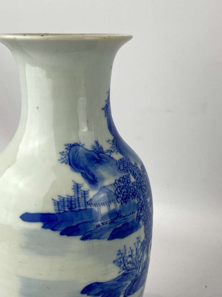 Petit vase balustre en porcelaine bleu blanc - Chine - A décor de paysage roche…