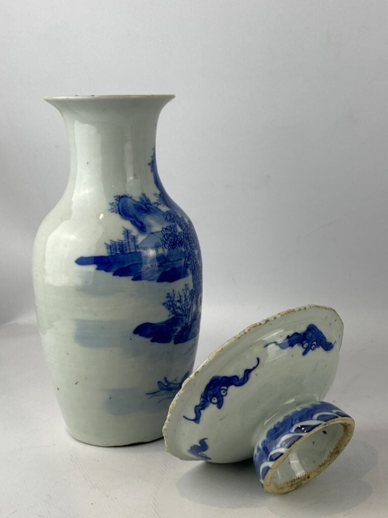 Petit vase balustre en porcelaine bleu blanc - Chine - A décor de paysage roche…